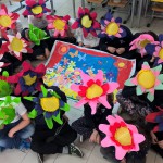 classe 3F con cappelli a forma di fiori