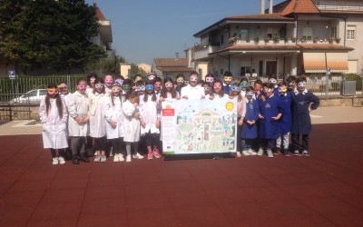 LA MIA SCUOLA IN MEZZO AD UN GRANDISSIMO PARCO PIENO DI FIORI